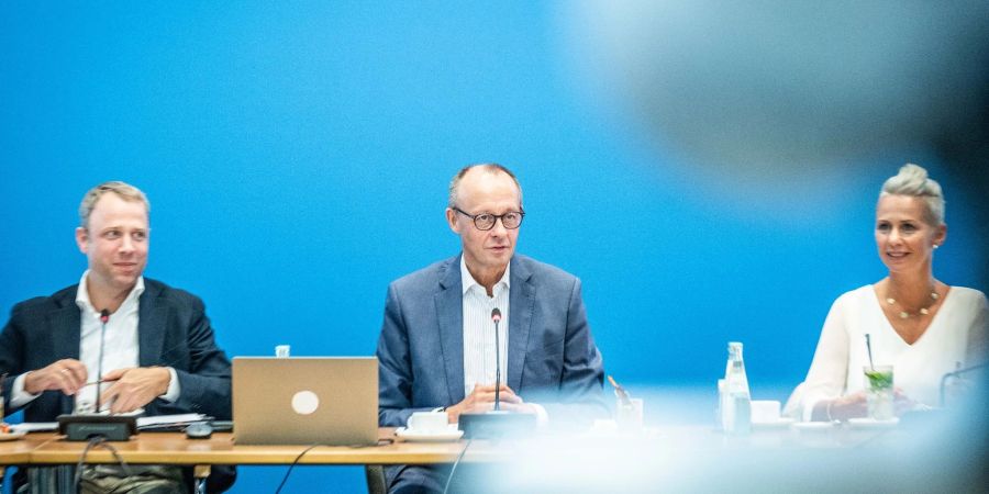 Der CDU-Bundesvorsitzende Friedrich Merz (M) an der Seite von CDU-Generalsekretär Mario Czaja und Partei-Vize Silvia Breher.