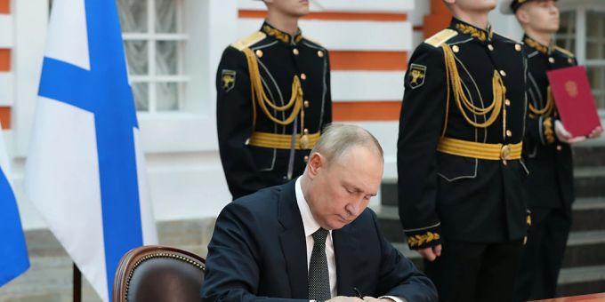 Wladimir Putin (l), Präsident von Russland, unterzeichnet die Dekrete zur Verabschiedung der Marinedoktrin und der Schiffscharta der russischen Marine. Foto: Mikhail Klimentyev/Pool Sputnik Kremlin/AP/dpa