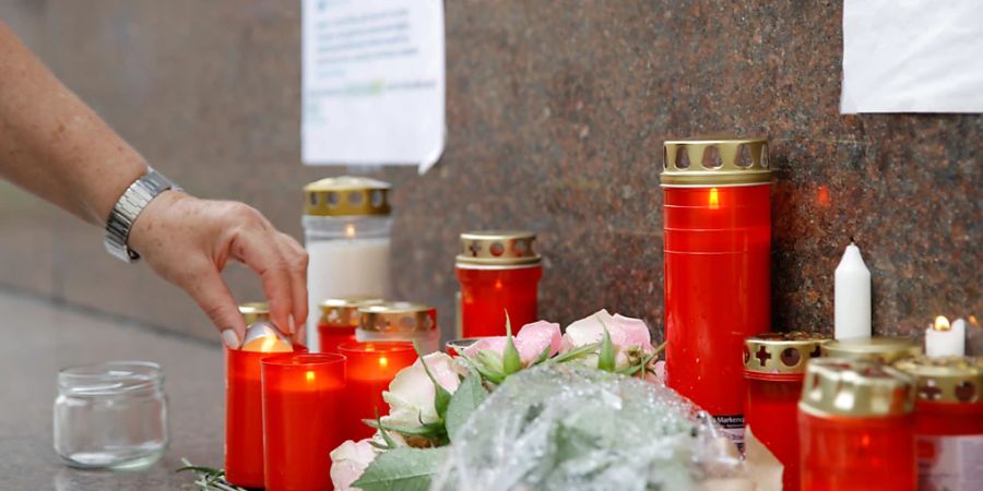 Trauernde haben Blumen und Kerzen vor dem Gesundheitsministerium in Wien niedergelegt, um der verstorbenen Ärztin zu gedenken. Foto: Tobias Steinmaurer/APA/dpa