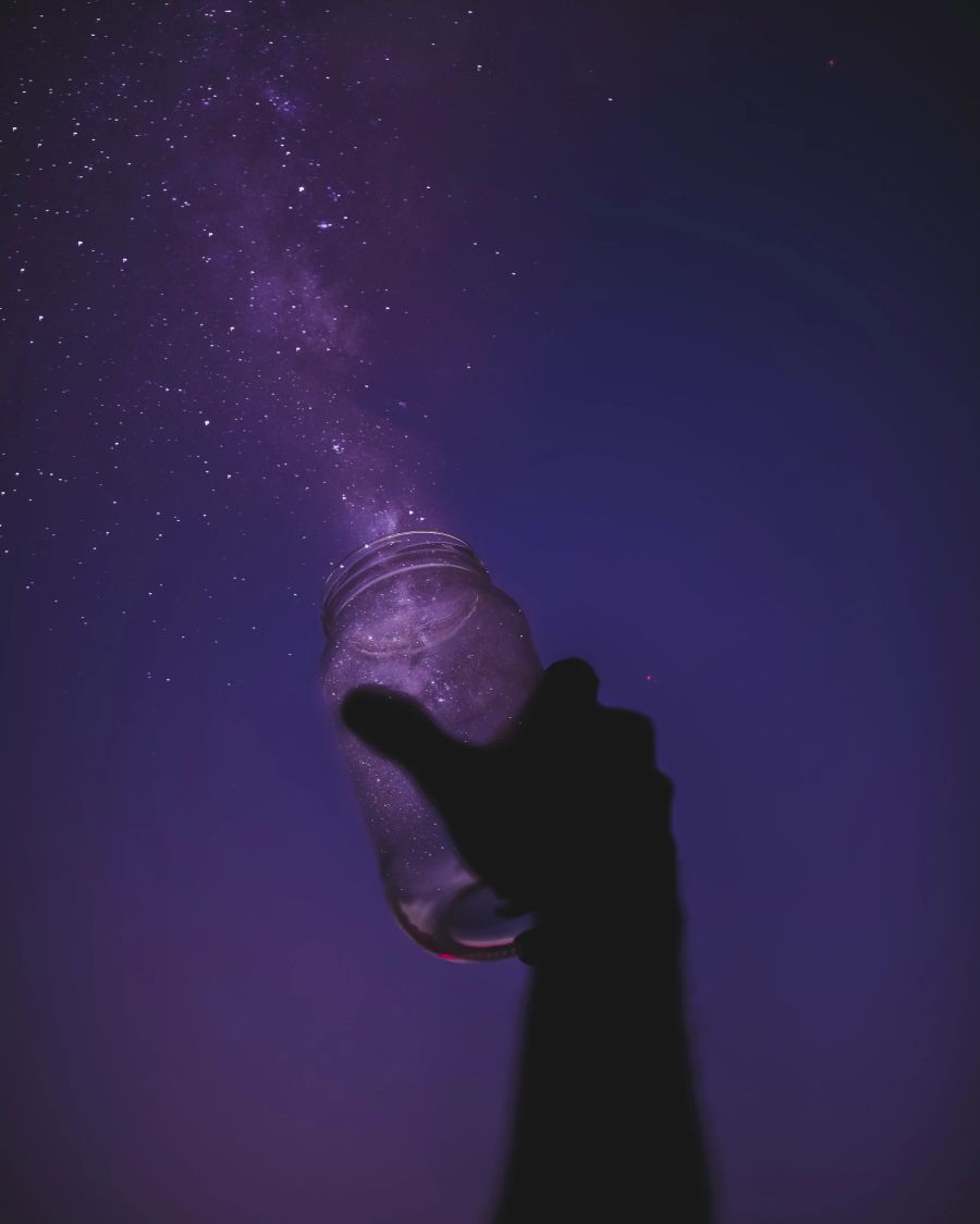 Hand in der Dunkelheit