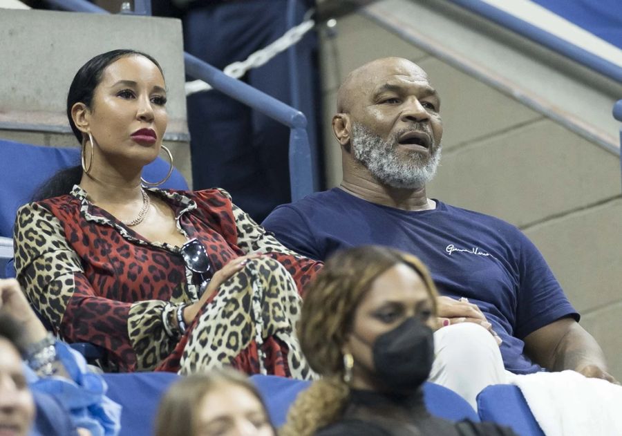 Auch der ehemalige Box-Superstar Mike Tyson sieht Serena Williams vor Ort bei ihrer Abschieds-Tournee zu.