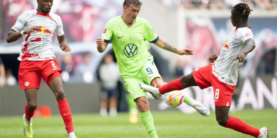 Gegen RB Leipzig war Wolfsburgs Max Kruse (M) im Einsatz.