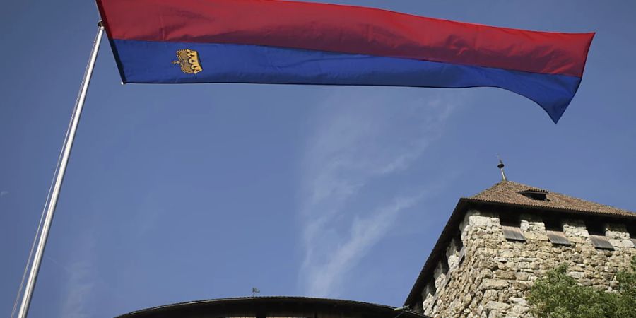 Die Landesflagge Liechtensteins weht vor Schloss Vaduz: Bei der staatlichen Finanzaufsicht in Liechtenstein gibt es laut «Spiegel»offenbar schwere Mängel. (Symbolbild)