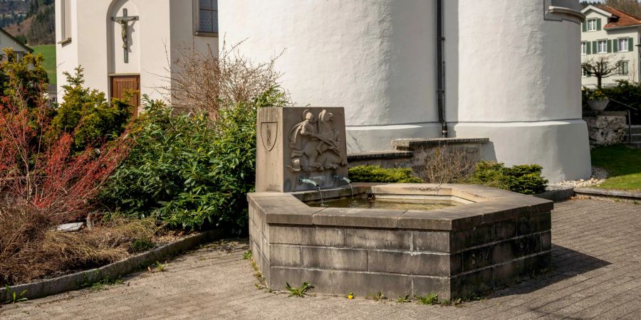 Der Brunnen bei der Pfarrkirche Mosnang.