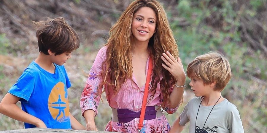 Shakira lächelt neben ihren Söhnen Milan (l.) und Sasha (7). (Archivbild)