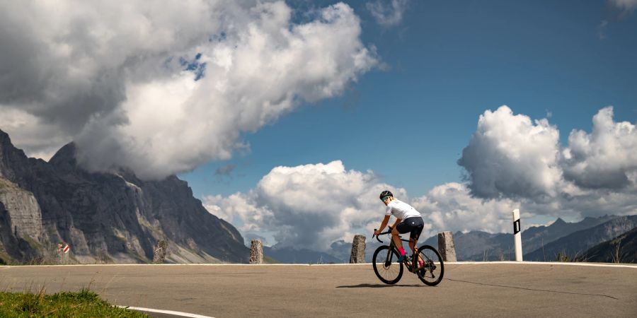 Monika Sattler auf ihrem Velo