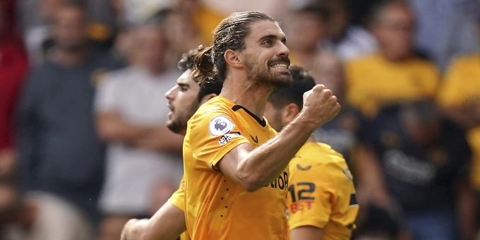 Rúben Neves jubelt nach einem Treffer gegen Newcastle. Ruben Neves