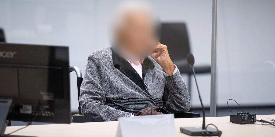 Die Angeklagte im Gerichtssaal.