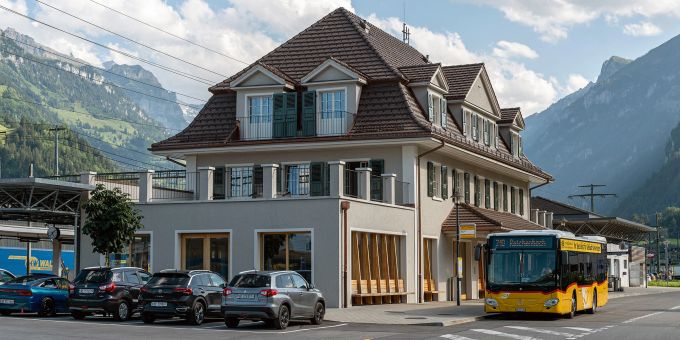 Der Bahnhof Frutigen mit einem wartenden Postauto nach Reichenbach. Der Bahnhof Frutigen mit einem wartenden Postauto nach Reichenbach.