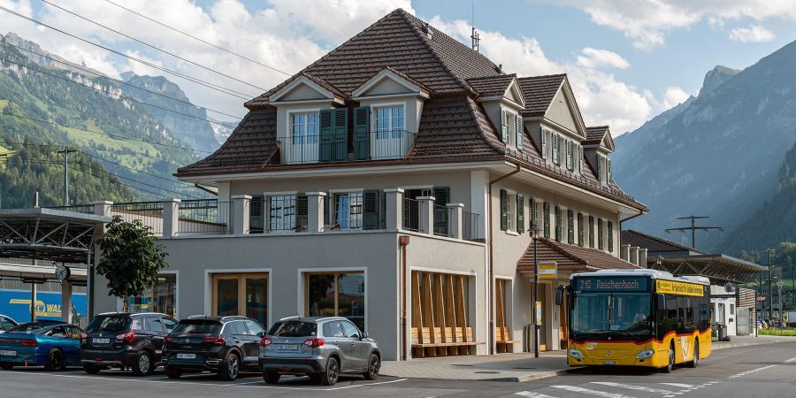 Der Bahnhof Frutigen mit einem wartenden Postauto nach Reichenbach.