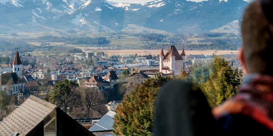 Blick auf die Stadt Thun, die Stadtkirche Thun und das Schloss Thun.