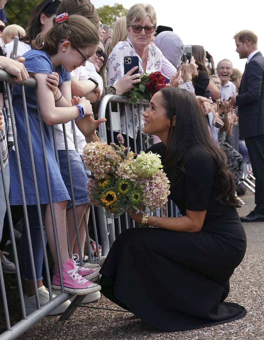 Auch mit den kleinen Royal-Fans unterhält sie sich.