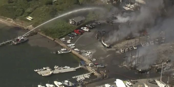 Löschschiffe versuchen die Feuer unter Kontrolle zu bringen. USA
