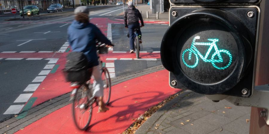 Radfahrer auf einem Radweg in Laatzen.