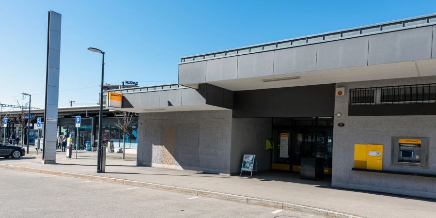 Der Bahnhofplatz in Schüpfheim mit dem SBB Bahnhof und der Post Schüpfheim.