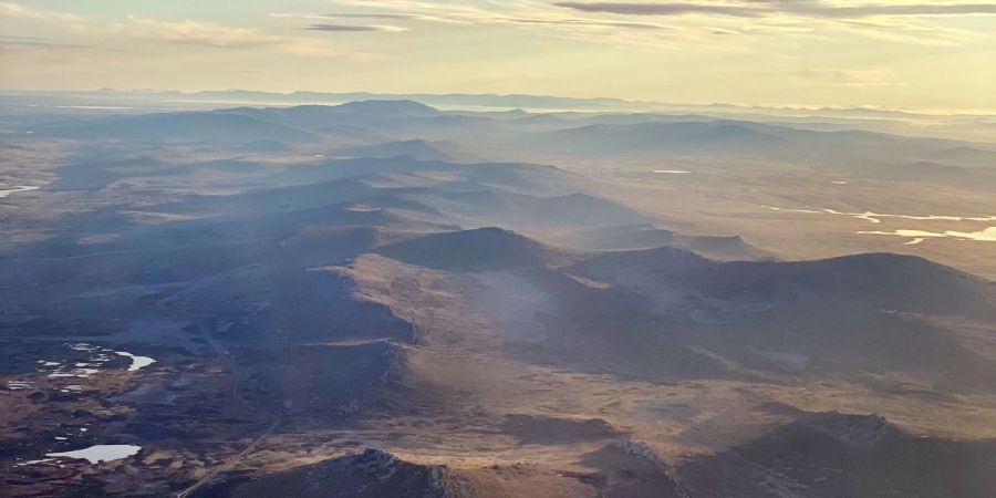 Entlegene Eilande im Südatlantik: Blick aus dem Flugzeug auf die Falklandinseln.