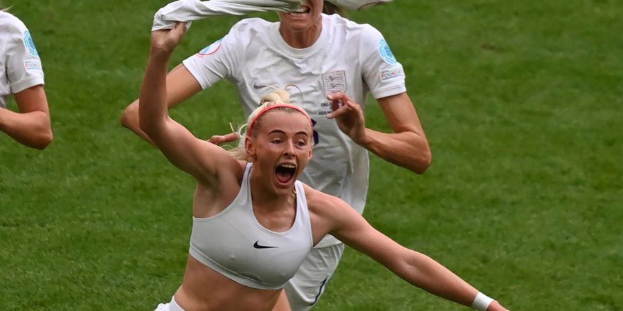 Trikot ausgezogen und durchgedreht: Englands Torschützin Chloe Kelly.