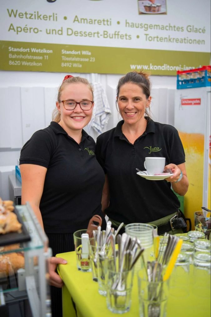 Deborah und Sandra verkaufen feines Gebäck der Konditorei Janz.