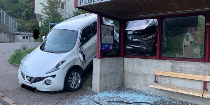 Schaffhausen - Hoher Sachschaden nach spektakulärem Alleinunfall