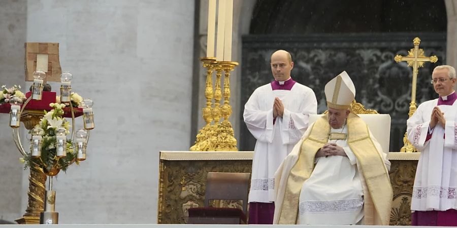 Papst Franziskus leitet die Messe zur Seligsprechung von Papst Johannes Paul I. Foto: Andrew Medichini/AP/dpa