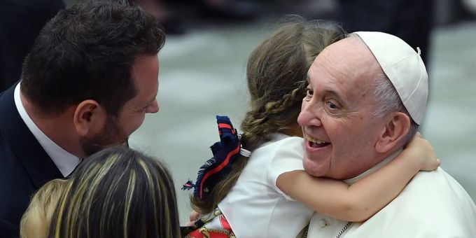 Papst Franziskus wird während seiner wöchentlichen Generalaudienz im September 2021 von einem Mädchen umarmt. papst