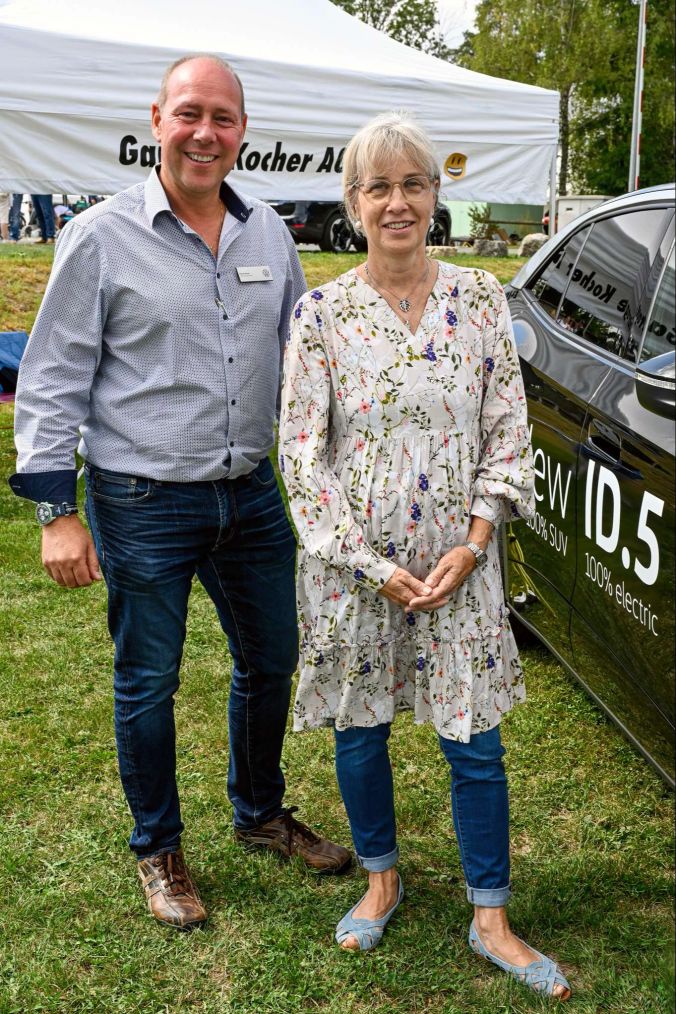 Wünscht sich einen ID 5. Doris Bisang (r) mit Verkäufer Pascal Arnet (Kocher Garage Erlach/l).
