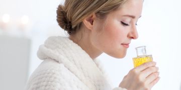 Frau Riechen ätherisches Öl Bademantel