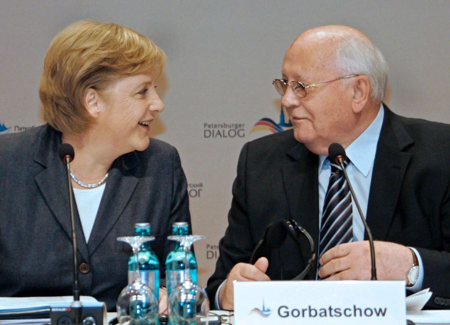 Die damalige Bundeskanzlerin Angela Merkel (CDU) und der ehemalige russische Präsident Michail Gorbatschow bei den deutsch-russischen Regierungskonsultationen im Oktober 2007.