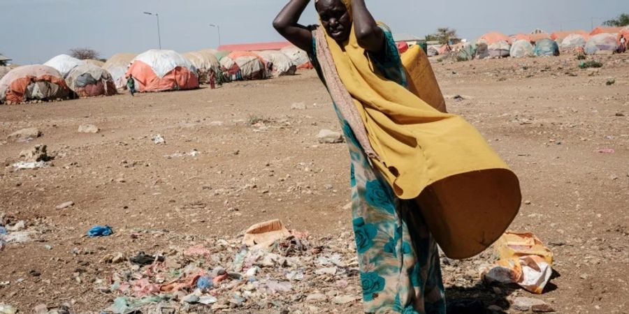 Flüchtlingsfrau in Somalia beim Wasserholen