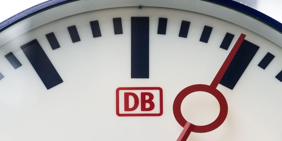 Eine Uhr mit dem Logo der Deutschen Bahn: Im Fernverkehr häufen sich die Verspätungen.