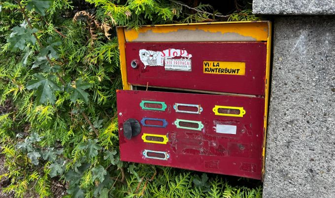 Der Briefkasten bei der Liegenschaft. Briefkasten