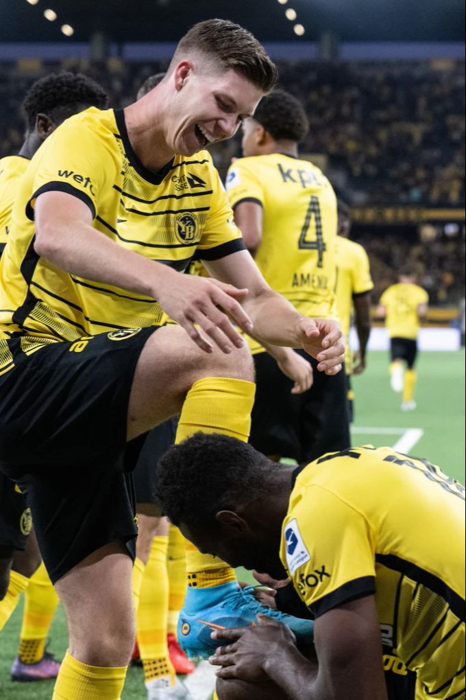 Freude bei YB: Torschütze Jean-Pierre Nsame (r.) «poliert» den Schuh von Assistgeber Cedric Itten. yb