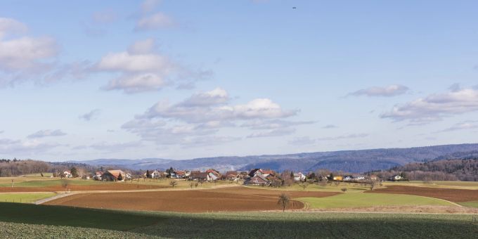 Blick auf die Gemeinde Bözberg. Sie liegt rund zweieinhalb Kilometer nordöstlich der Bözberg-Passhöhe auf einem Hochplateau am Südrand des Tafeljuras. Blick auf die Gemeinde Bözberg. Sie liegt rund zweieinhalb Kilometer nordöstlich der Bözberg-Passhöhe auf einem Hochplateau am Südrand des Tafeljuras.