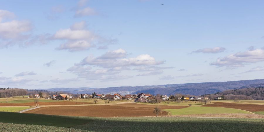 Blick auf die Gemeinde Bözberg. Sie liegt rund zweieinhalb Kilometer nordöstlich der Bözberg-Passhöhe auf einem Hochplateau am Südrand des Tafeljuras.