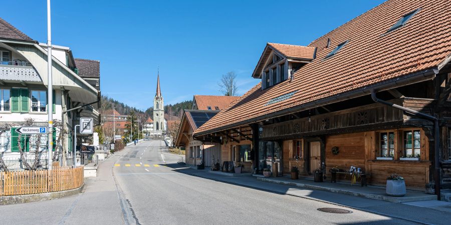 Die Dorfstrasse in Lützelflüh. Hinten die evangelisch-reformierte Kirche.