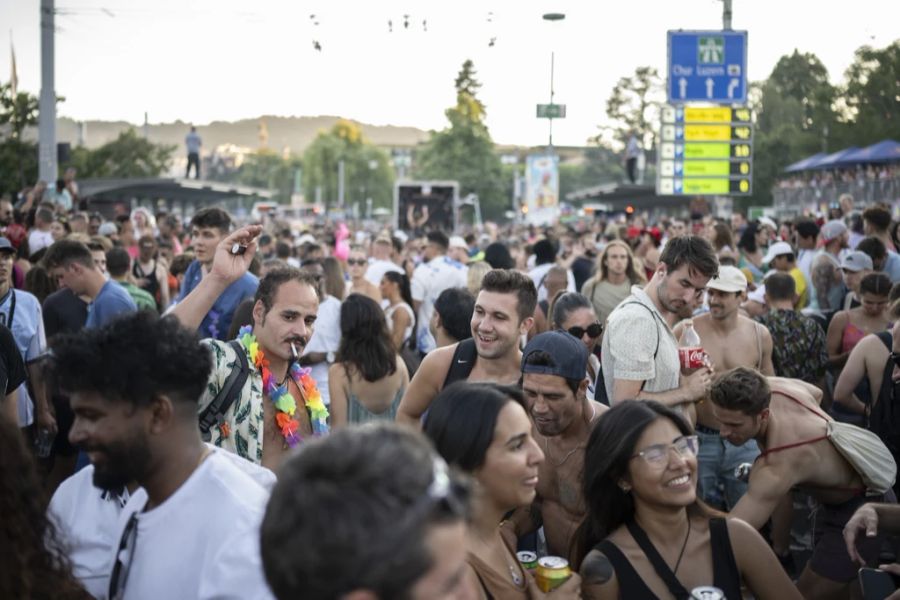 Die 29. Ausgabe der Street Parade fand bei schönem und heissem Wetter statt.