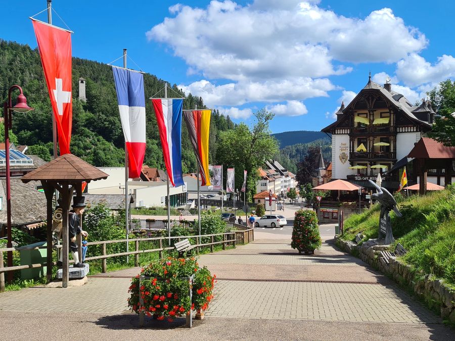 Schwarzwald Fahnen Restaurant Fussgängerzone