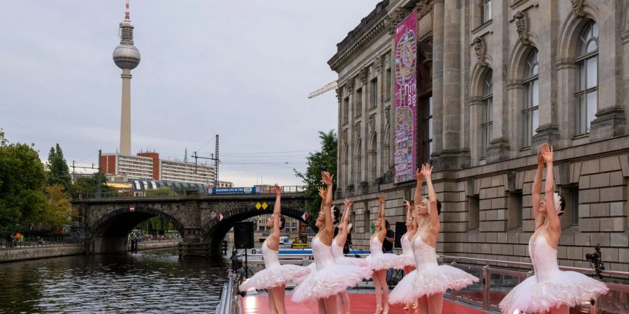 Zum Saisonauftakt zeigt das Staatsballett Berlin Auszüge aus dem Programm - auf dem Wasser.
