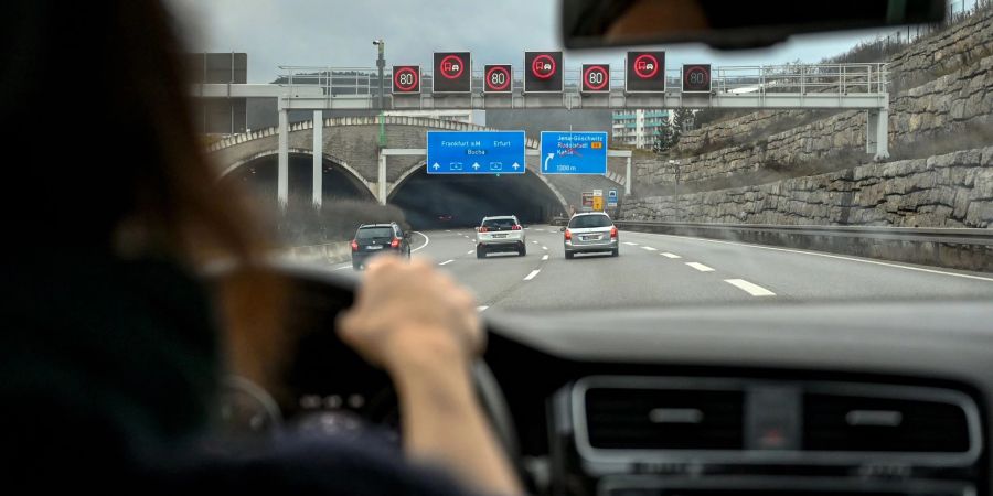 Wer mit 17 Autofahren in Begleitung einer Begleitperson übt, verursacht später seltener Unfälle.
