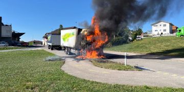 Bazenheid: Lastwagen in Brand