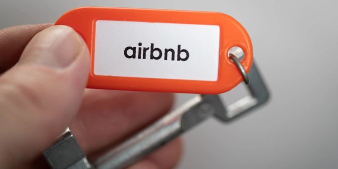 Viel aufgestaute Reiselust sorgt bei dem Unternehmen für grüne Zahlen. Airbnb