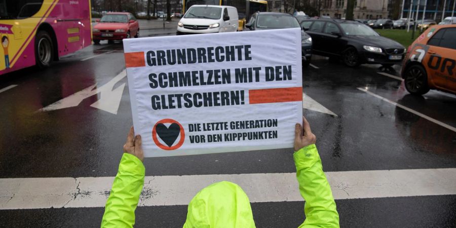 Mitglieder der Gruppe Letzte Generation haben in Berlin eine Strasse blockiert.