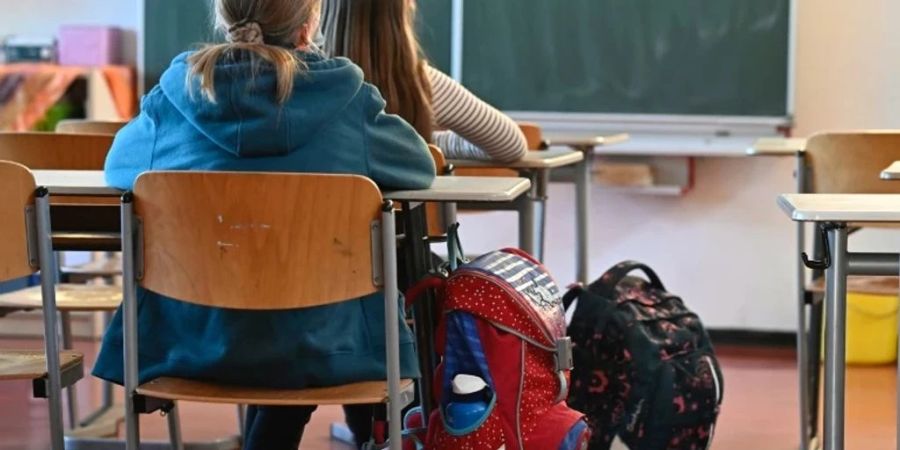 Dieser verbietet Schulen und Unternehmen, über Dinge zu reden, die bei irgendjemandem aufgrund seiner Ethnie, seines Geschlechts oder Herkunft Schuldgefühle oder Ängste auslösen könnten.