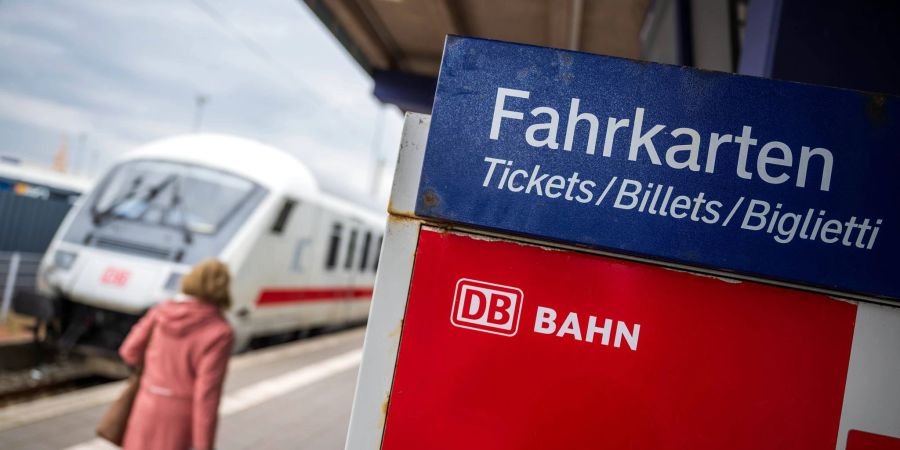 Grundsätzlich soll das 49-Euro-Ticket in drei Versionen angeboten werden: als Handyticket, als Chipkarte und vorübergehend auch als Papierfahrkarte.