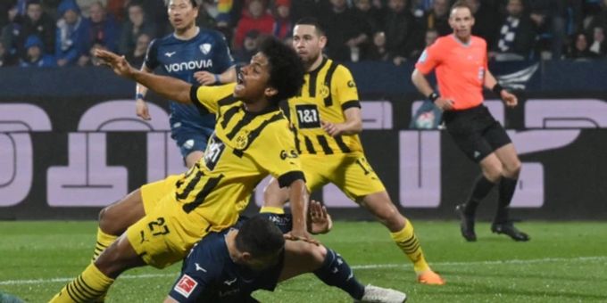 Penalty übersehen - BVB-Schiri gibt Fehler zu: «Fühle mich beschissen»