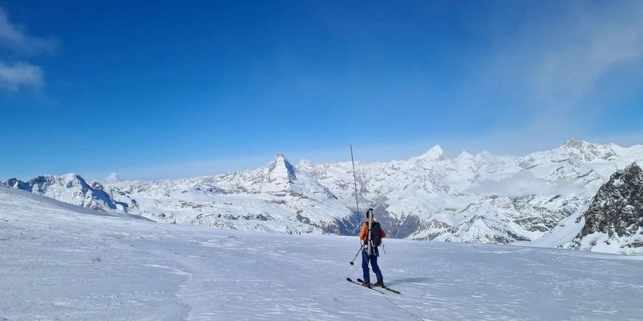 Ein Wissenschaftler steht im schweizer Allalingletscher.