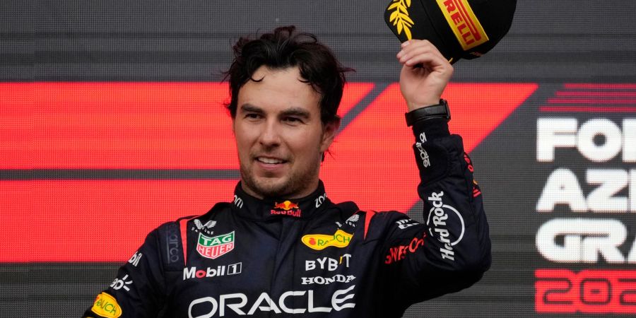 Sergio Perez aus Mexiko vom Team Red Bull feiert auf dem Podium.