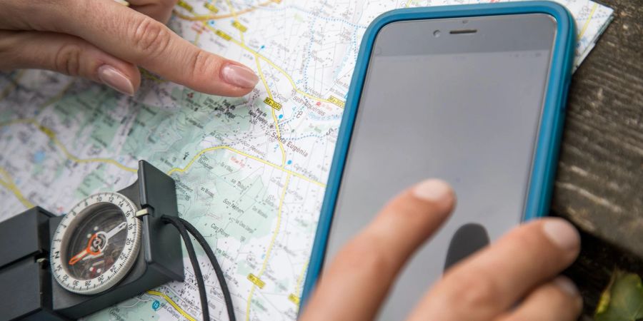 Papierkarten haben einen Vorteil gegenüber Wander-Apps und Karten auf dem Smartphone: Sie brauchen keinen Strom.