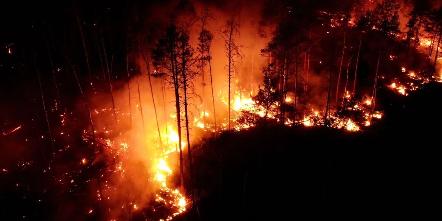 Auffrischender Wind hat den Waldbrand bei Jüterbog südlich von Berlin angefacht und die betroffene Fläche auf 326 Hektar mehr als verdoppelt.