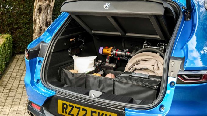 Ein gut organisierter Kofferraum ist das A und O beim Ausflug mit Kids, die Alfa Romeo Tonale Bambini Edition bringt extra viel Ordnung mit 2023 Alfa Romeo Tonale